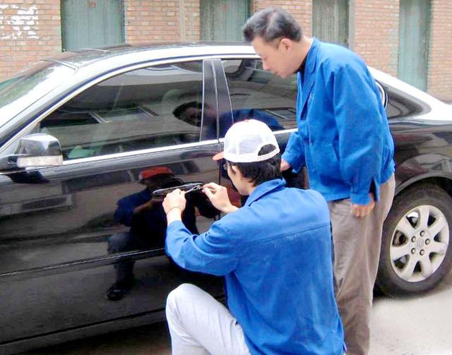 四平路汽车钥匙丢在车里面怎么办?